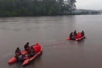 Tim SAR saat menyisir lokasi untuk mencari keberadaan Yosep (2), korban yang diduga terjatuh di Dermaga Pelabuhan Feri Poumako. (Foto:Ist)