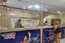 Warga saat melaporkan pajak di Kantor Bapenda Mimika. (Foto: Anya Fatma/Seputarpapua)