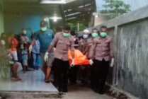 Petugas Kepolisian mengevakuasi jenazah korban yang merupakan seorang guru dari TKP ke rumah sakit untuk dilakukan pemeriksaan. (Foto: Ist)
