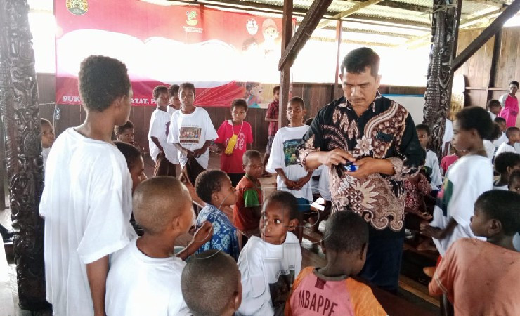 Tim Kemensos RI bersama anak-anak di Kabupaten Asmat, Papua Selatan, dalam kegiatan penyaluran bantuan program sosial Kemensos RI. (Foto: Fagi/Seputarpapua)