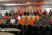 Foto bersama Wakil Bupati Mimika Johannes Rettob, Forkopimda, Perwakilan Kantor SAR Pusat, Laksamana Muda TNI Ribut Eko Suyatno, mitra SAR, TNI/Polri. (Foto:Arifin/Seputarpapua)