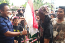 PENYERAHAN | Penyerahan hadiah kepada juara panjat pinang di peringatan HUT RI ke 77 yang digelar warga SP2 Mimika. (Foto: Ist/Seputarpapua)