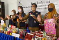 Petugas Loka POM Mimika menunjukan lipstik anak tanpa ijin edar (paling kanan) dalam konferensi pers, Selasa (2/8/2022). (Foto: Yonri/Seputarpapua)