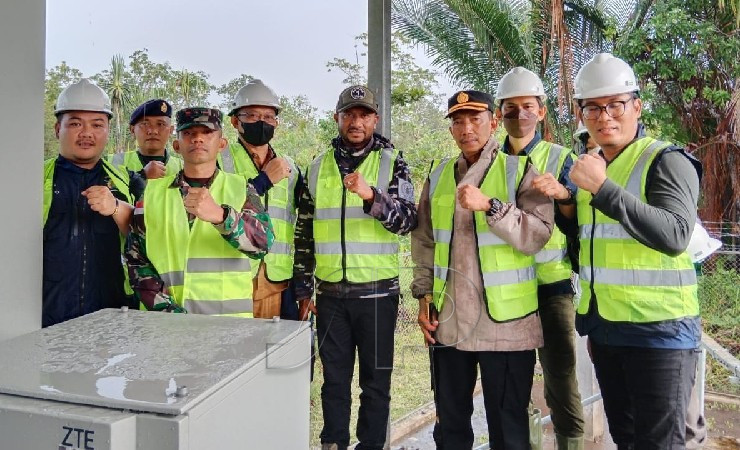 Yan Mandenas bersama Forkopimda dan Kominfo Asmat meninjau pembangunan BTS 4G di Kabupaten Asmat, Papua Selatan, Selasa (2/8/2022). (Foto: Fagi/Seputarpapua)