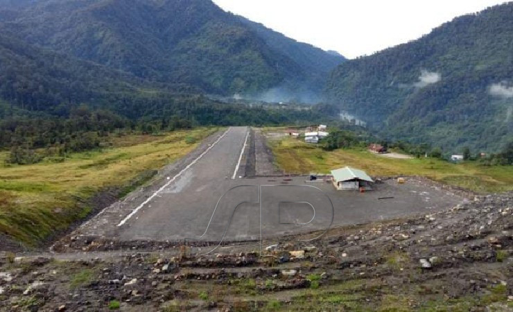 Lapangan Terbang Perintis Aroanop dibangun oleh Freeport Indonesia dengan panjang landasan 461 meter dan lebar 18 meter serta berada di ketinggian 2.200 mdpl
