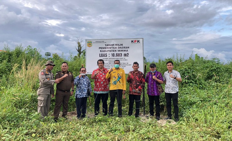 Pemasangan plang penanda di tanah milik Pemkab Mimika yang berlokasi di area Bandara Mozes Kilangin Timika. (Foto: Anya Fatma/Seputarpapua)
