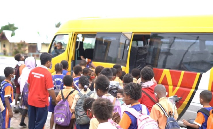 Pelajar di Kota Keppi, Mappi, sedang antre untuk menaiki bus sekolah. (Foto: Ist)