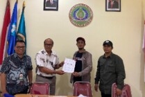 Ketua STIE JB Tharsisius Pabendon (kiri) dan Ketua PFI Timika Burhanuddin menandatangani nota kesepahaman di Timika, Jumat (5/8/2022)