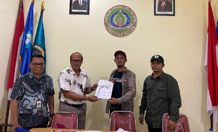 Ketua STIE JB Tharsisius Pabendon (kiri) dan Ketua PFI Timika Burhanuddin menandatangani nota kesepahaman di Timika, Jumat (5/8/2022)