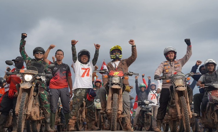 Pj Bupati Mappi, Michael Gomar (helm kuning) memimpin rombongan konvoi sejauh 20 kilometer untuk membagikan 2000 bendera merah putih di kampung-kampung, Minggu (7/8/2022). (Foto: Humas Pemkab Mappi)