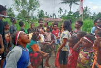Anak-anak Kampung Mulia Kencana saat mengikuti perlombaan makan kerupuk. (Foto: Kristin Rejang/Seputarpapua)