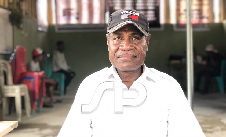 John Waromi, pegawai honorer di Mimika yang mengabdi sejak 2007. (Foto: Anya Fatma/Seputarpapua)