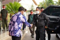 Penjabat Bupati Mappi Michael R. Gomar saat bersalaman dengan Mendagri Tito Karnavian