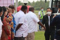 Menteri Dalam Negeri Tito Karnavian saat tiba di Merauke. (Foto: Emanuel)