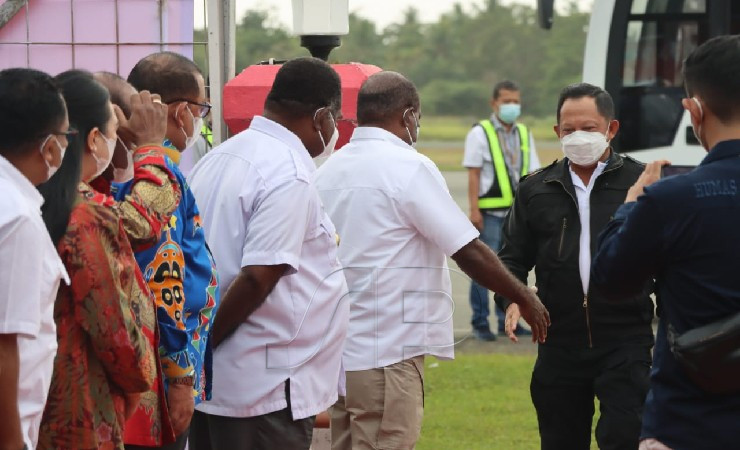 Menteri Dalam Negeri Tito Karnavian saat tiba di Merauke. (Foto: Emanuel)