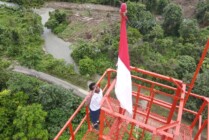 Stepanus Zibeon Zifron Wanimbo anak dari salah satu anggota yang bertugas di Lanud YKU memanjat Tower tertinggi untuk mengibarkan bendera Merah Putih, Kamis (11/8/2022). (Foto:Ist)