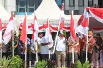 Penancapan bendera merah putih oleh Mendagri Tito Karnavian dan Sekda Provinsi Papua serta sejumlah bupati