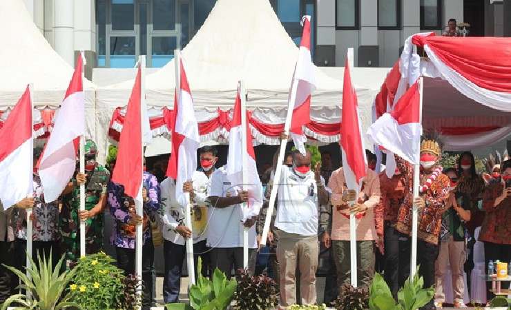 Penancapan bendera merah putih oleh Mendagri Tito Karnavian dan Sekda Provinsi Papua serta sejumlah bupati