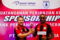 Yan Mandenas (kanan) bersama Dirut Bank Papua. (Foto: Vidi(