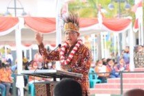 Menteri Dalam Negeri Tito Karnavian memberikan sambutan pada pencanangan pembagian 10 juta bendera merah putih di Merauke, Jumat (12/8/2022). (Foto: Emanuel)