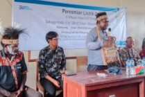 Bupati Asmat Elisa Kambu memberikan sambutan pada peresmian PLTS di Kampung Jouw, Distrik Betcbamu