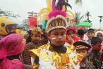 Salah satu peserta Karnaval dari SD Yapis Baitul Raman Timika yang menggunakan kostum dari plastik. (Foto: Kristin Rejang/Seputarpapua)