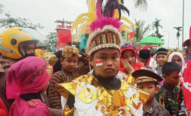 Salah satu peserta Karnaval dari SD Yapis Baitul Raman Timika yang menggunakan kostum dari plastik. (Foto: Kristin Rejang/Seputarpapua)