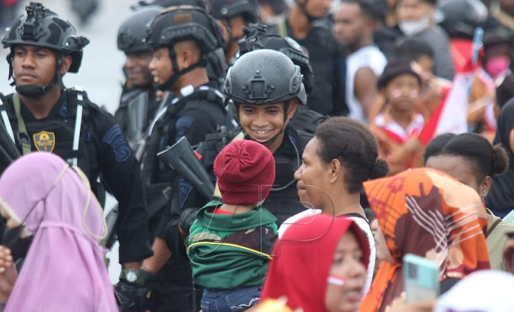 Aparat keamanan berjaga-jaga dalam kegiatan HUT ke 77 RI di Kabupaten Mimika, Papua Tengah, Senin (15/8/2022). (Foto: Saldi/Seputarpapua)