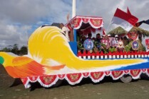 Kendaraan Hias Dinas Pendidikan Kabupaten Mimika berbentuk burung Cenderawasih. (Foto: Kristin Rejang/Seputarpapua)