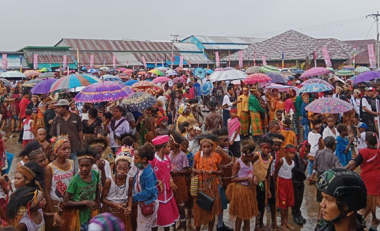 Peserta karnaval HUT ke 77 RI di Kota Agats, Kabupaten Asmat, Senin (15/8/2022)
