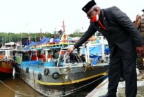 Wakil Bupati Mimika, Johannes Rettob memimpin upacara tabur bung di PPI Poumako, Distrik Mimika Timur, Selasa (16/8/2022). (Foto: Seputarpapua)