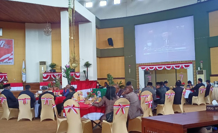 Suasana para anggota DPRD dan undangan saat mendengarkan pidato presiden secara virtual. (Foto: Kristin Rejang/Seputarpapua)