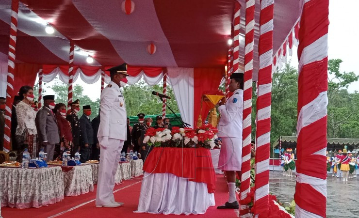 Wakil Bupati Asmat Thomas E. Safanpo usai menyerahkan bendera merah putih kepada anggota Paskibra HUT ke 77 RI, Rabu (17/8/2022). (Foto: Fagi)
