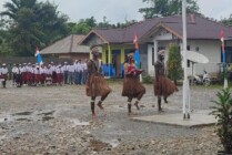 Suasana upacara bendera di Kampung Iwaka, Distrik Iwaka, Rabu (17/8/2022). (Foto: Ist)