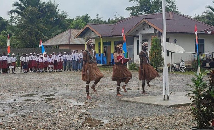 Suasana upacara bendera di Kampung Iwaka, Distrik Iwaka, Rabu (17/8/2022). (Foto: Ist)
