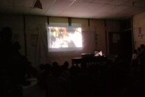 Suasana anak-anak saat menonton film Denias yang di putar pihak Freeport. (Foto:Arifin/Seputarpapua (