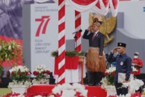 UPACARA | Menteri BPOM Bahlil Lahadalia saat menjadi inspektur Upacara Bendera Peringatan HUT RI ke 77 di Tembagapura, Freeport Indonesia. (Foto: Ist/Seputarpapua)