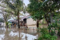 Puluhan rumah terendam banjir di Iwaka, Mimika. (Foto: Ist)