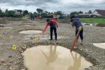 Penyidik Satuan Reskrim Polres Mimika melakukan olah TKP meninggal siswi SMP dalam kubangan air galian tiang pancang pembangunan gereja. (Foto: Ist)