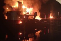 Kapal jenis LCT dan kapal kayu terbakar di Dermaga Pertamina Kampung Asgon, Distrik Assue, Kabupaten Mappi, Papua Selatan, Kamis dini hari (18/8/2022). (Foto: Ist)