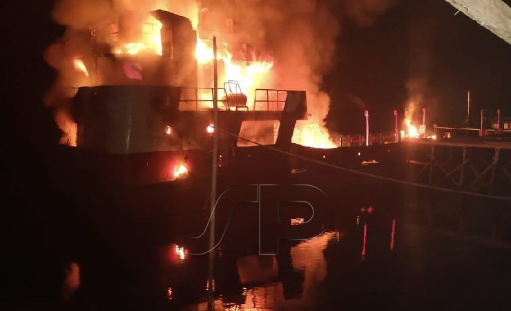 Kapal jenis LCT dan kapal kayu terbakar di Dermaga Pertamina Kampung Asgon, Distrik Assue, Kabupaten Mappi, Papua Selatan, Kamis dini hari (18/8/2022). (Foto: Ist)