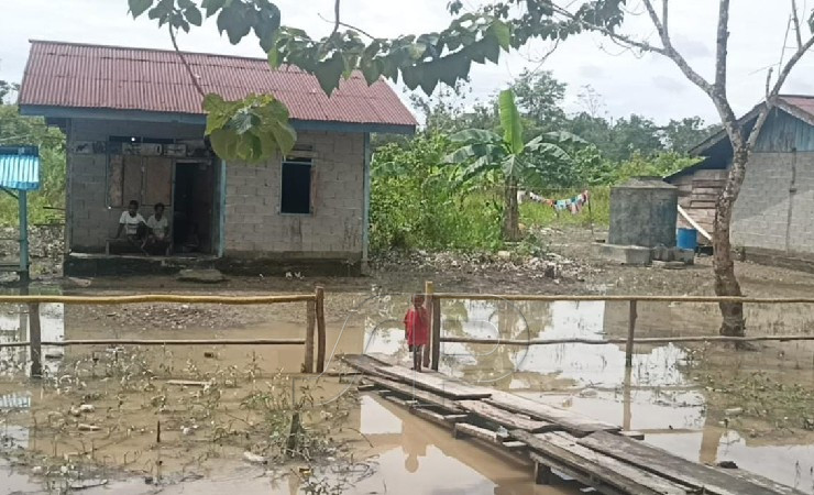 Pemukiman warga di Iwaka, Kabupaten Mimika yang selalu menjadi langganan banjir tahunan. Foto menunjukkan banjir yang mulai surut pada Kamis (18/8/2022) sore. (Foto: Kristin/Seputarpapua)