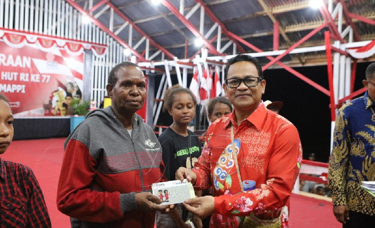 Pj Bupati Mappi memberikan hadiah kepada pemenang lomba 17 Agustus. (Foto: Ist)