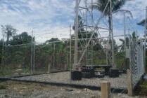 Menara BTS yang dibangun di Kampung Iwaka. (Foto: Kristin Rejang/Seputarpapua)