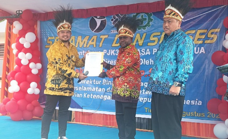 SERAHKAN | Wakil Direktur Bina Kelembagaan K3 Kemenaker RI saat menyerahkan SK kepasa Komisioner PT Jasa Prima Papua. (Foto: Mujiono/Seputarpapua)