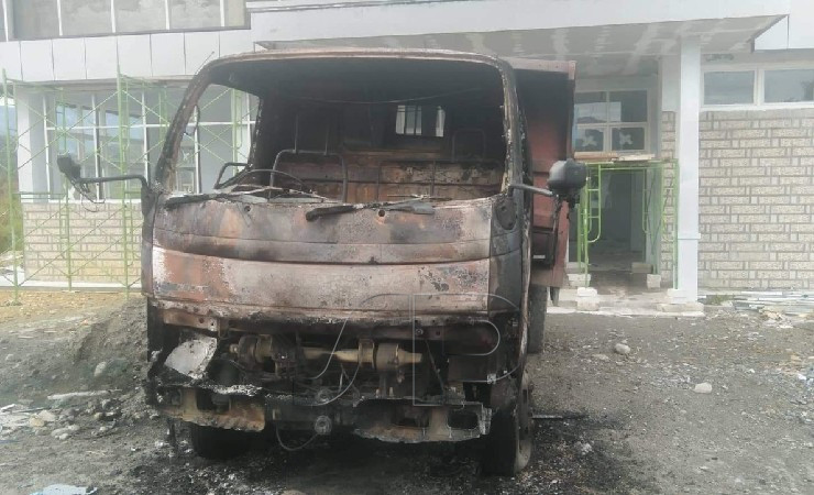 Truk milik PT Putra Dewa Paniai yang diduga dibakar Kelompok Kriminal Bersenjata (KKB). (Foto: Humas Polda Papua)