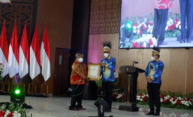 Bupati Kabupaten Mimika, Eltinus Omaleng ketika menerima sertifikat kekayaan intelektual kominal dari Kemenkumham (Foto: Diskominfo)