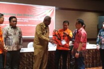 PELAMPUNG - Wabup Mimika Johannes Rettob bersama Deputi Operasi Kesiapsiagaan BASARNAS Pusat saat mengecek jaket pelampung pemberian PT Freeport Indonesia. (Foto: Mujiono)