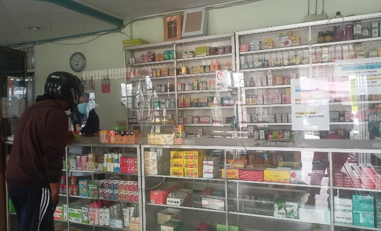 Seorang warga sedang membeli obat disalah satu apotek, Rabu (24/8/2022). (Foto: Kristin Rejang)