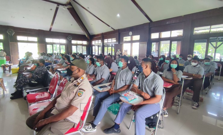 Pelajar saat mengikuti kegiatan yang dilaksanakan Badan Kesbangpol Mimika, Jumat (26/8/2022). (Foto: Kristin Rejang/Seputarpapua)